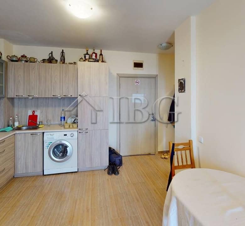 Bright 1-bedroom apartment overlooking the pool in Kosharitsa. Modern kitchen, comfortable living sp.