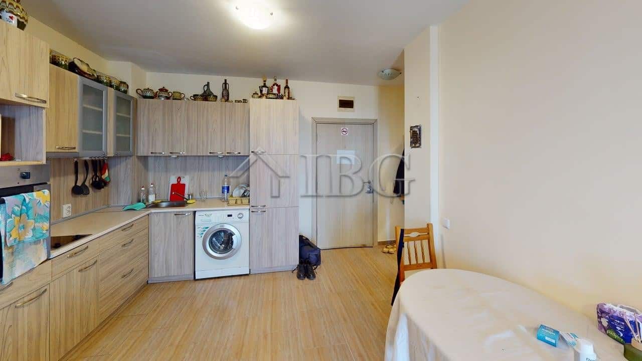 Bright 1-bedroom apartment overlooking the pool in Kosharitsa. Modern kitchen, comfortable living sp.