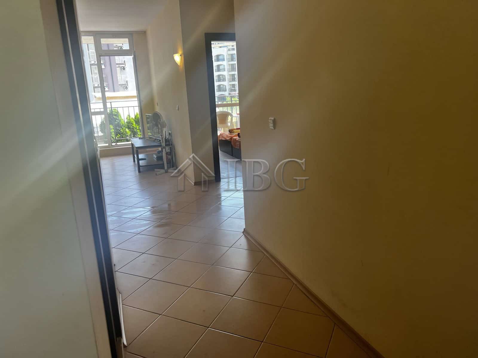 Bright 2-bedroom apartment overlooking the pool in Sunset Beach 3, Sunny Beach. Perfect for relaxing.