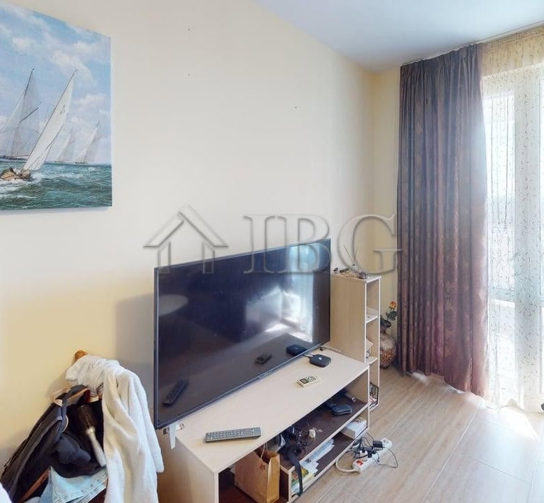 Bright 1-bedroom apartment overlooking the pool in Kosharitsa. Modern interior with comfortable livi.