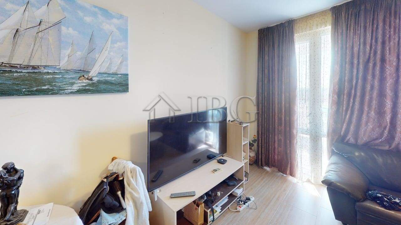 Bright 1-bedroom apartment overlooking the pool in Kosharitsa. Modern interior with comfortable livi.