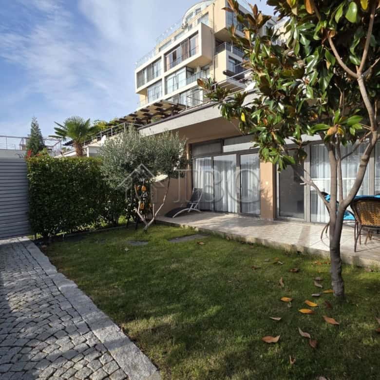 Bright 1-bedroom apartment with sea view, outdoor garden, and balcony in Sveti Vlas.