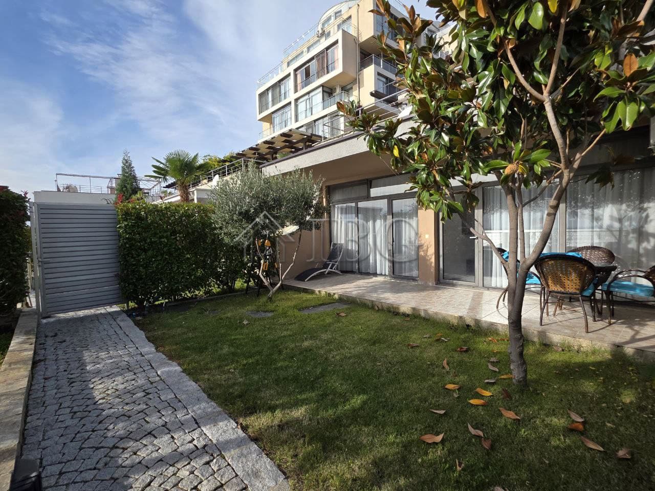 Bright 1-bedroom apartment with sea view, outdoor garden, and balcony in Sveti Vlas.