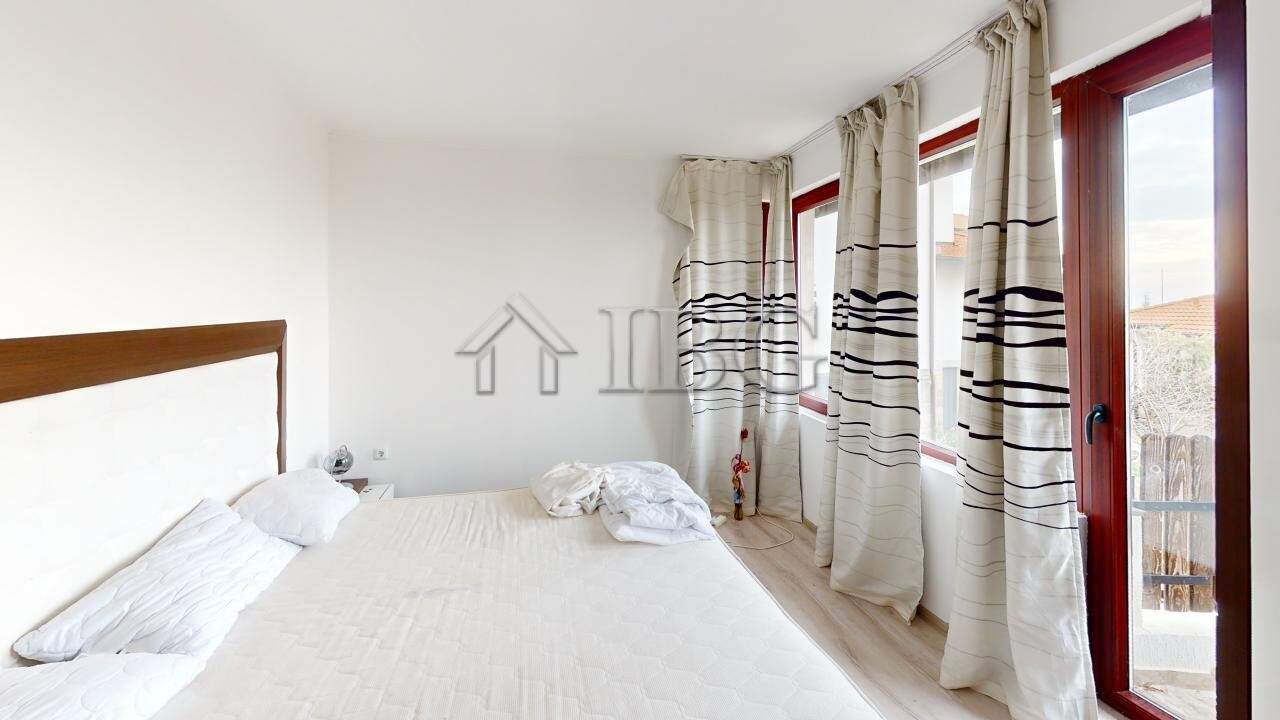 Bright 2-bedroom apartment with large windows and balcony in Bay View Villas, Kosharitsa.