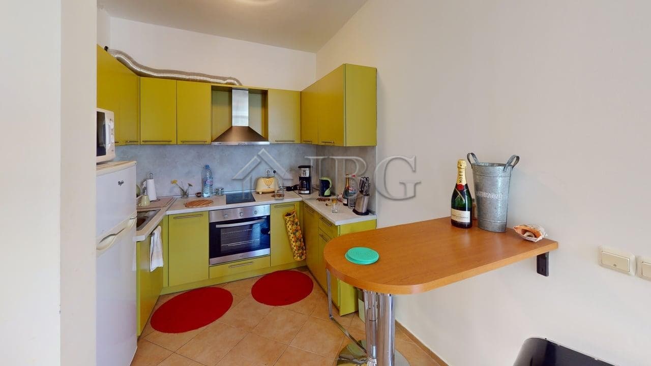 Bright kitchen in a 2-bedroom apartment at Barco Del Sol, Sunny Beach.