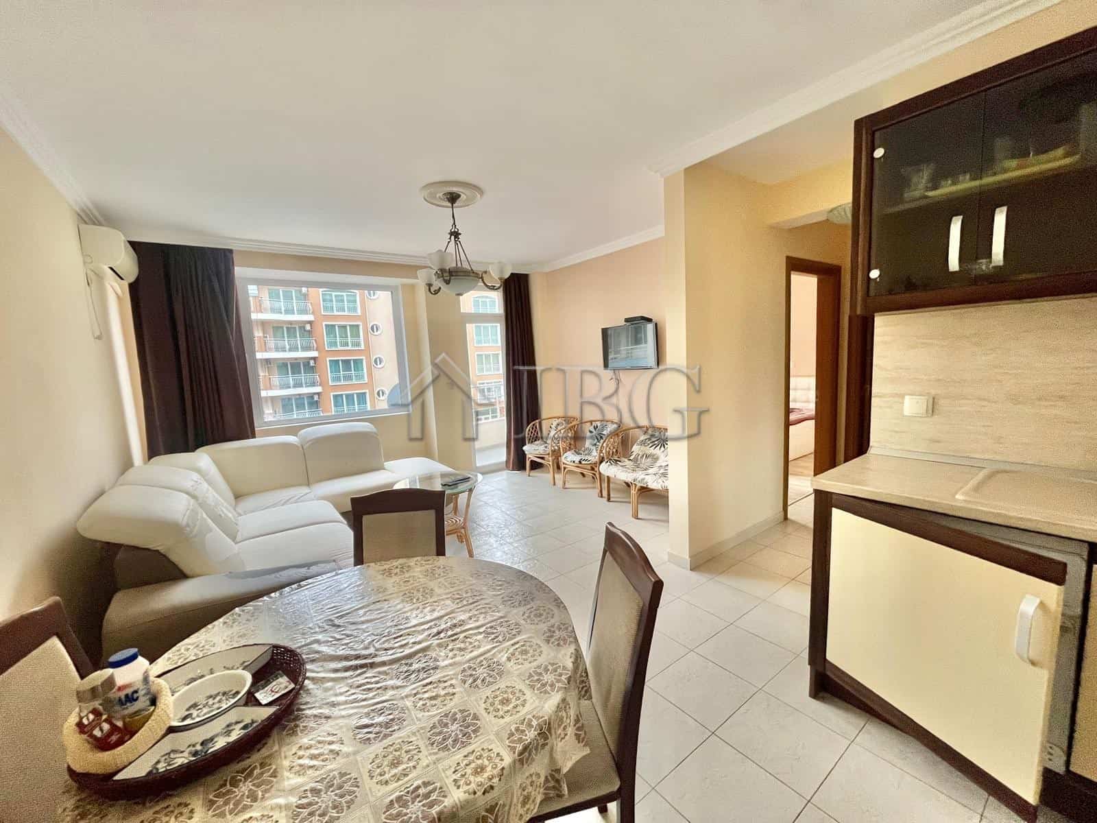 Bright 2-bedroom apartment overlooking the pool in Laguna 3, Sunny Beach. Fully furnished with spaci.