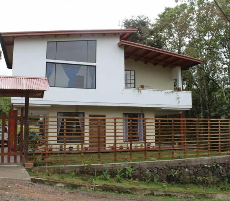 Spacious 5-bedroom house for sale in Portal de Mindo, Ecuador, with modern design and scenic surroun.