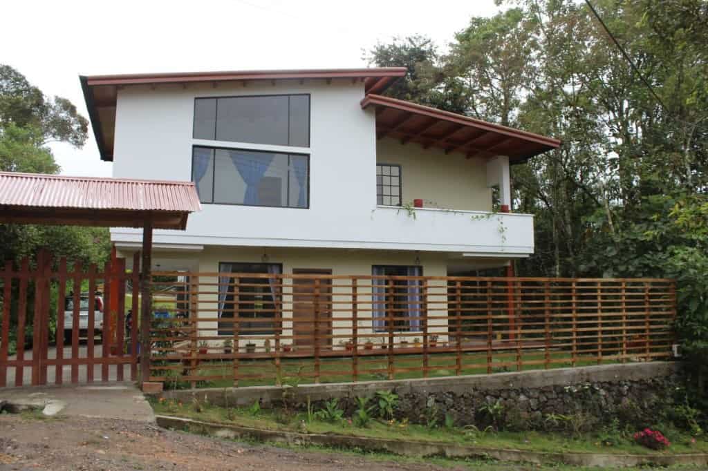 Spacious 5-bedroom house for sale in Portal de Mindo, Ecuador, with modern design and scenic surroun.