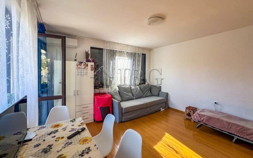 Bright studio apartment with private courtyard entry in Sarafovo, Burgas. Ideal for comfortable livi.