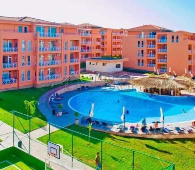 Apartment with balcony and pool view in Sunny Beach resort.