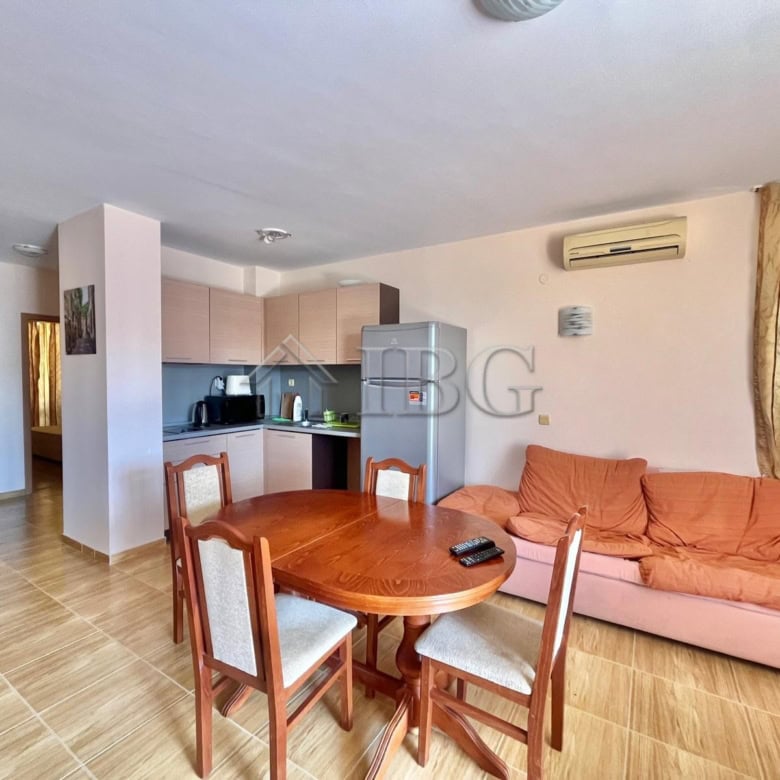 Spacious 2-bedroom apartment with modern furnishings in Panorama Dreams, Sveti Vlas. Perfect for com.