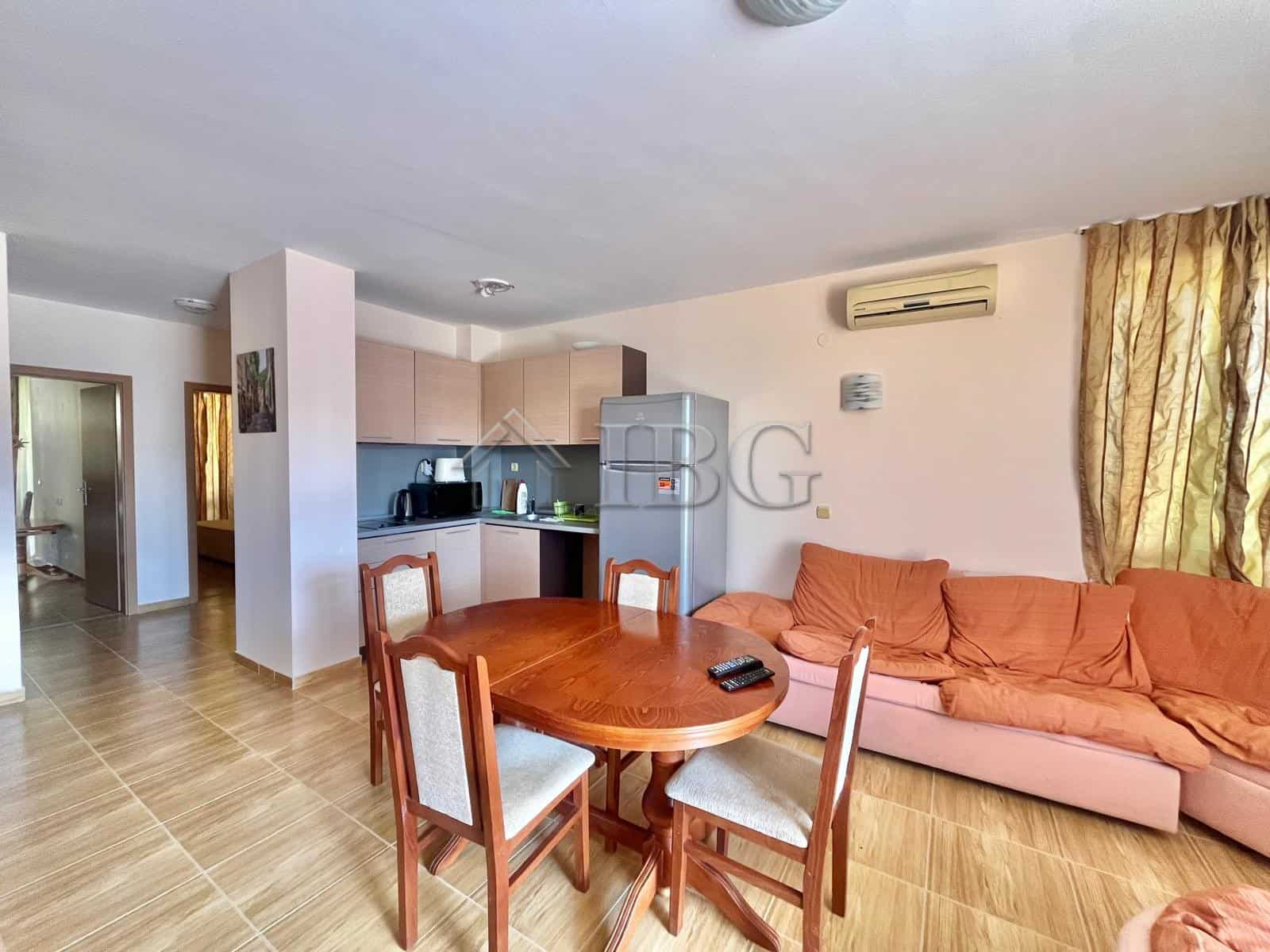 Spacious 2-bedroom apartment with modern furnishings in Panorama Dreams, Sveti Vlas. Perfect for com.