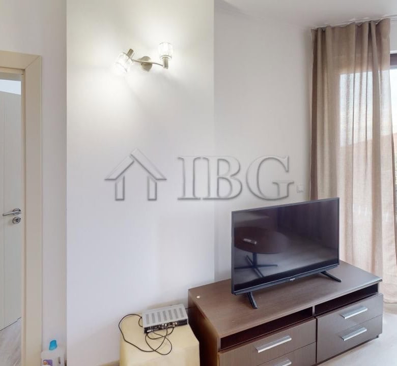Spacious 2-bedroom apartment with modern furnishings in Bay View Villas, Kosharitsa. Perfect for com.
