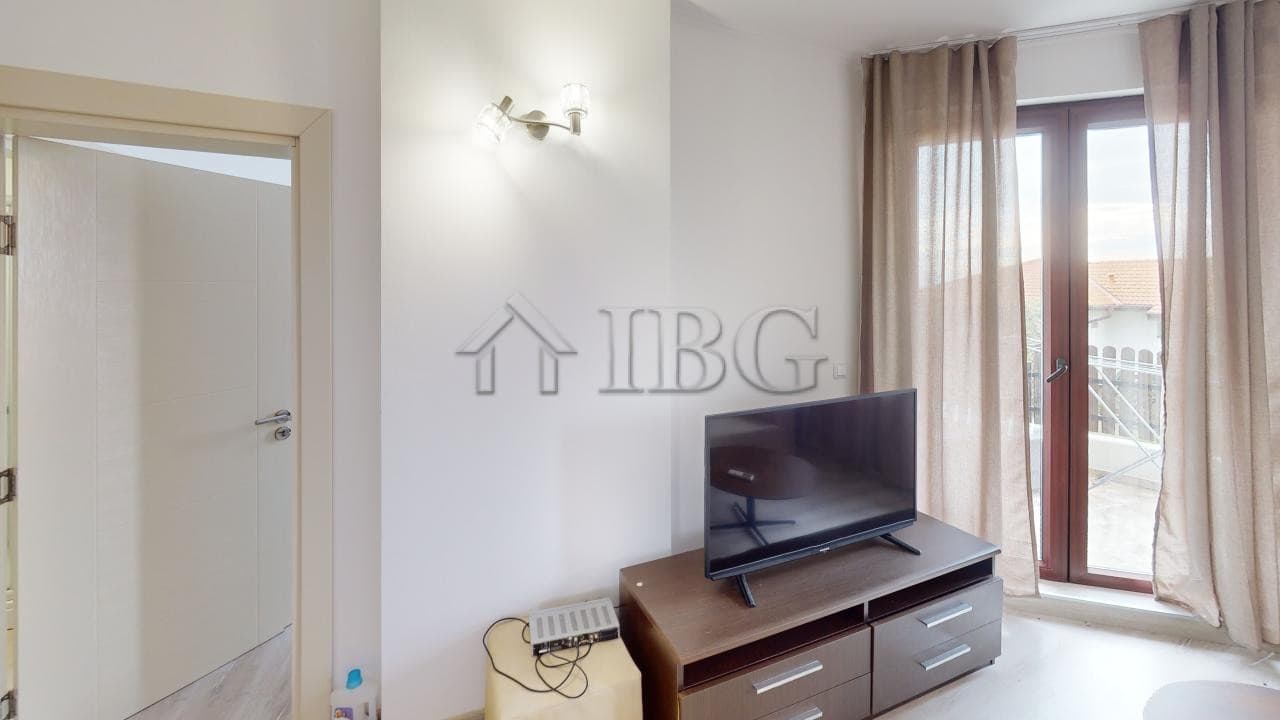 Spacious 2-bedroom apartment with modern furnishings in Bay View Villas, Kosharitsa. Perfect for com.
