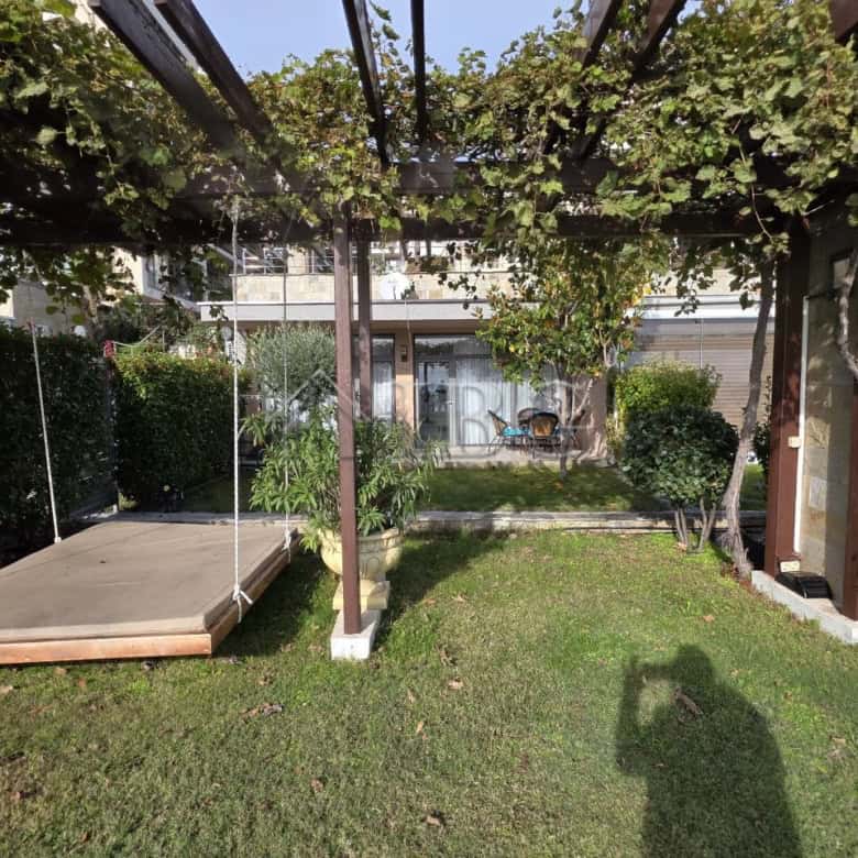 1-bedroom apartment with sea view, garden, and outdoor seating in Sveti Vlas.