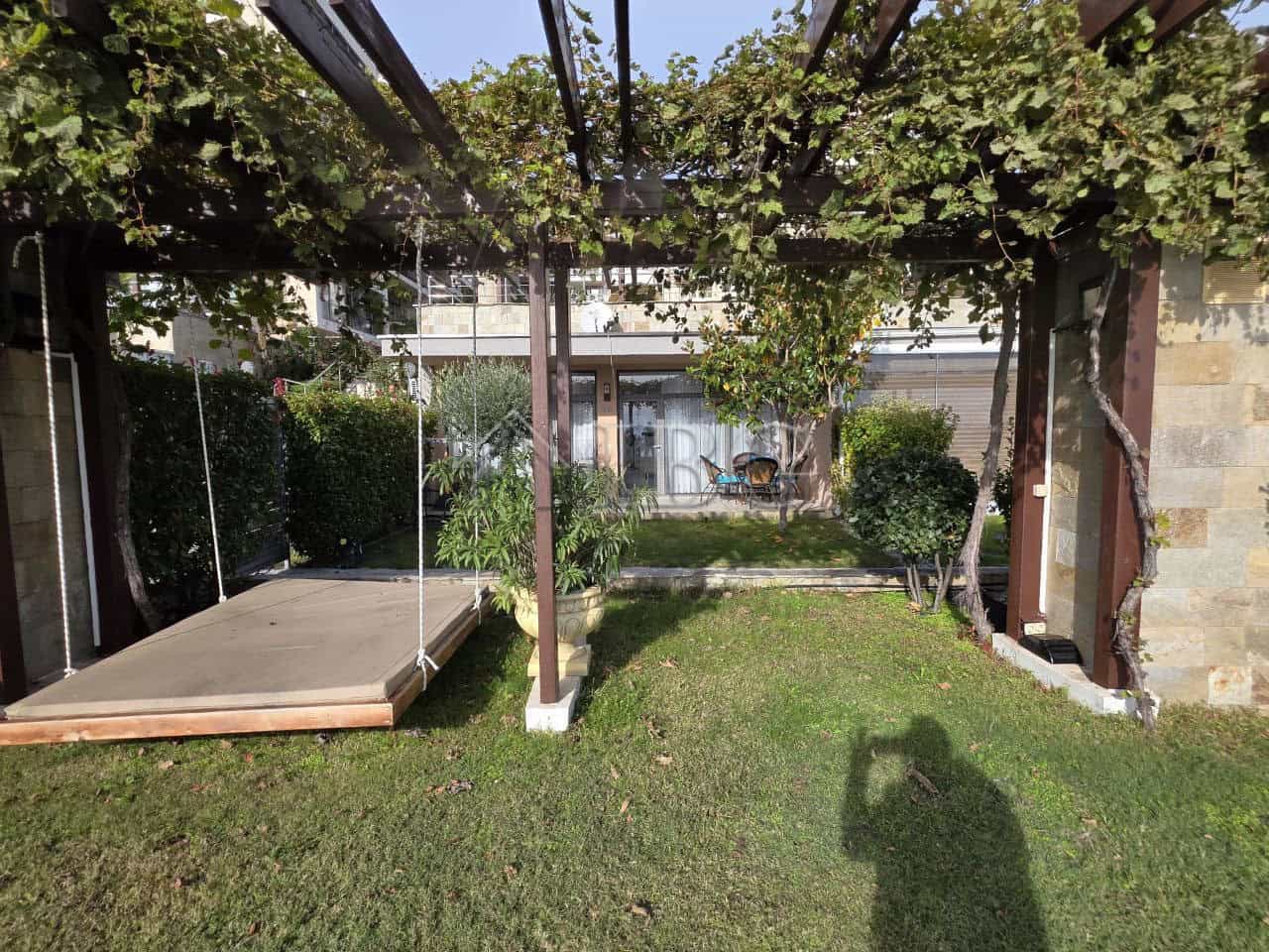 1-bedroom apartment with sea view, garden, and outdoor seating in Sveti Vlas.