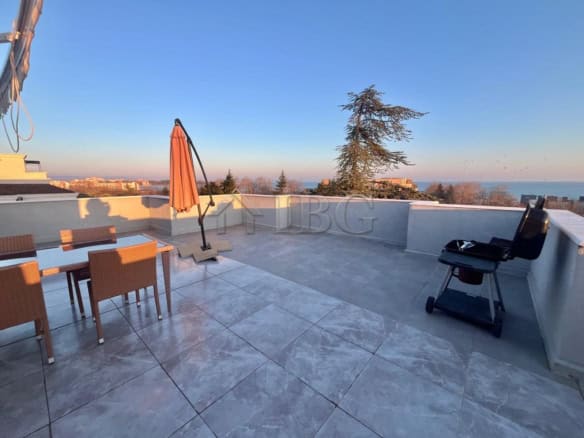 Large terrace with sea view, outdoor furniture, and BBQ in Ravda apartment.