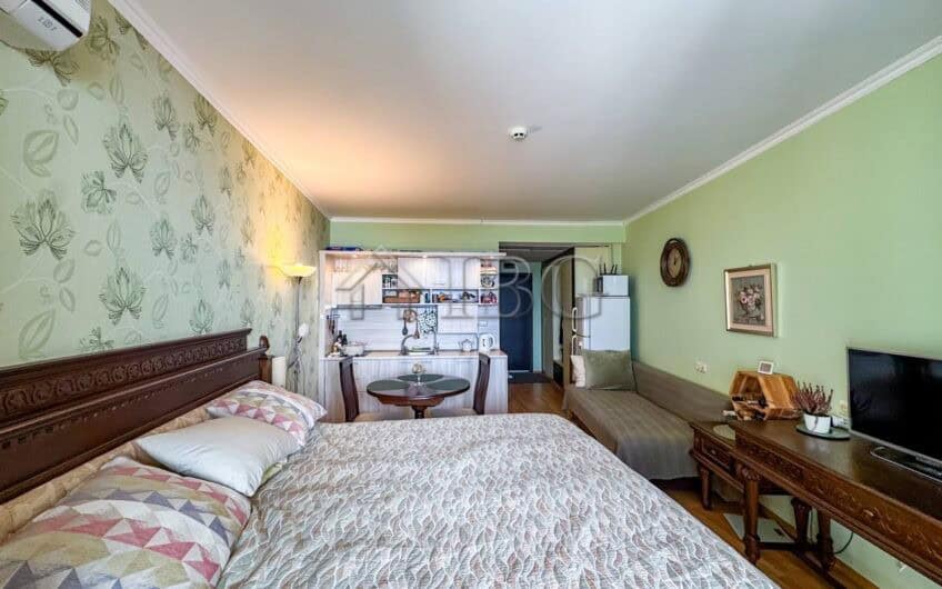 Cozy beachfront studio apartment with sea views in Grand Hotel Sveti Vlas. Perfect for relaxing seas.