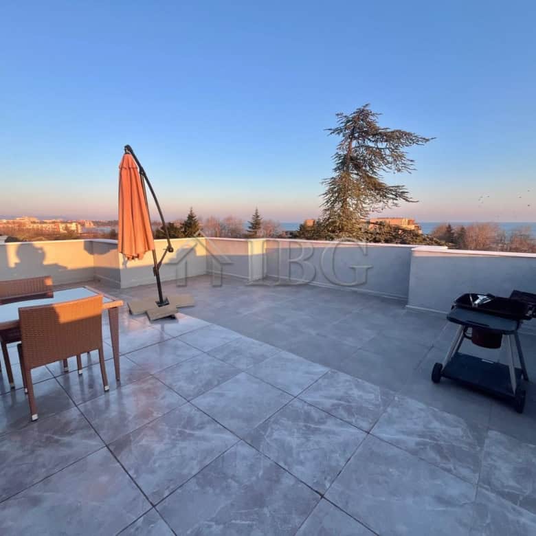 Large terrace with sea view, outdoor furniture, and BBQ in Ravda apartment.