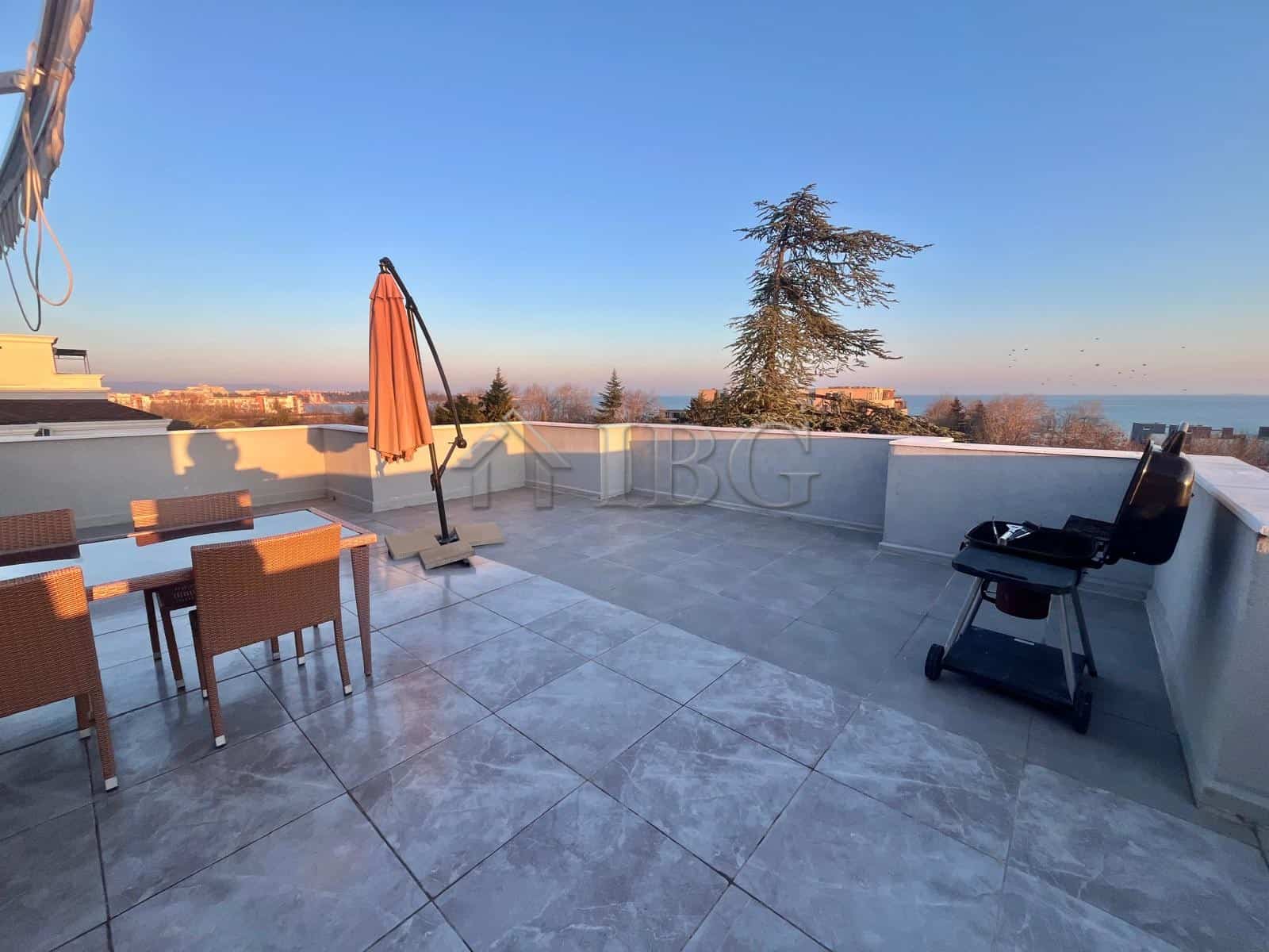Large terrace with sea view, outdoor furniture, and BBQ in Ravda apartment.
