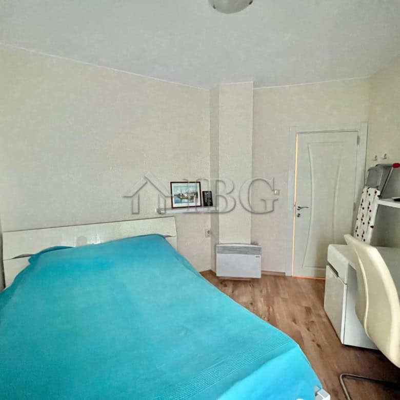 Bright apartment with spacious terrace and sea views in Ravda.