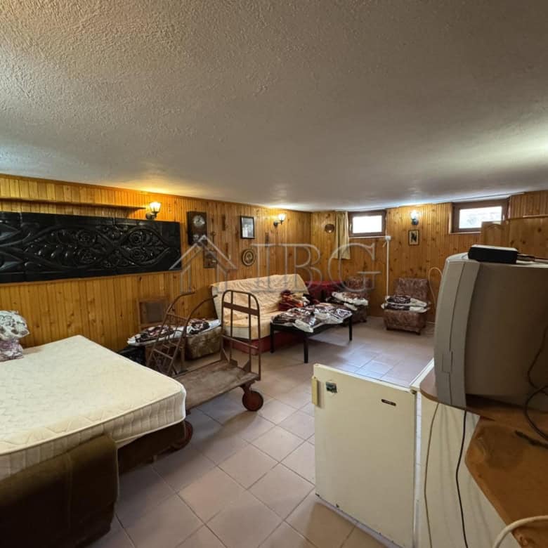 Four-story house interior with multiple bedrooms and cozy living space in Kosharitsa.