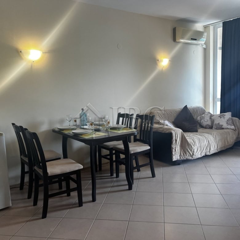 Spacious 2-bedroom apartment with pool view in Sunset Beach 3, Sunny Beach, ideal for relaxing holid.