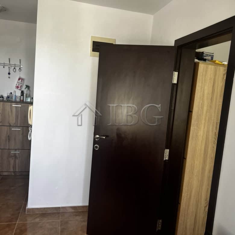 Bright 1-bedroom apartment with sea views in Ravda residential building.