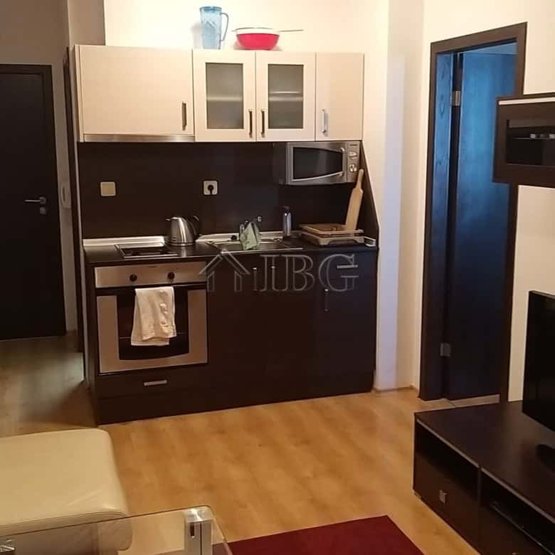 Comfortable apartment with modern kitchen and living area in Sveti Vlas. Perfect for seaside living.