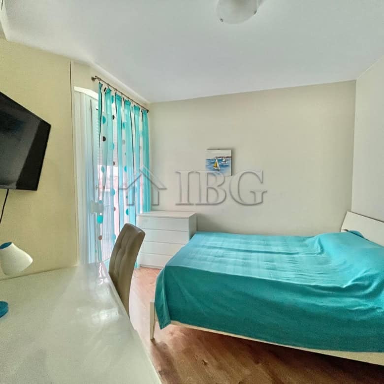 Bright 2-bedroom apartment with large terrace and sea views in Ravda central area.