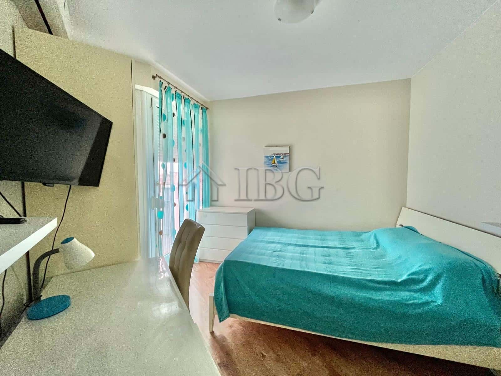 Bright 2-bedroom apartment with large terrace and sea views in Ravda central area.