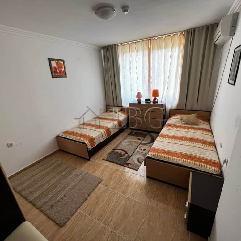 Bright two-bedroom apartment with sea and pool views in Kambani 3 complex, Sveti Vlas. Perfect for h.