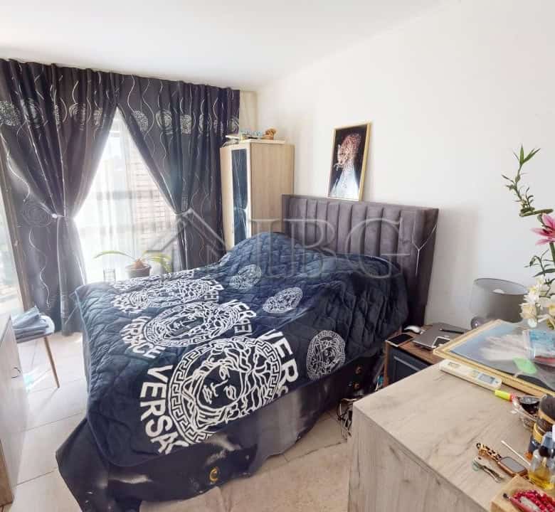 Spacious 2-bedroom apartment with modern furnishings in Bay View Villas, Kosharitsa. Perfect for com.