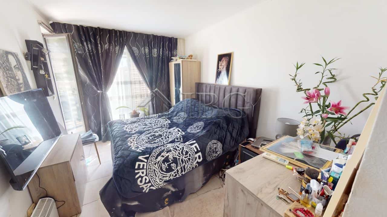 Spacious 2-bedroom apartment with modern furnishings in Bay View Villas, Kosharitsa. Perfect for com.