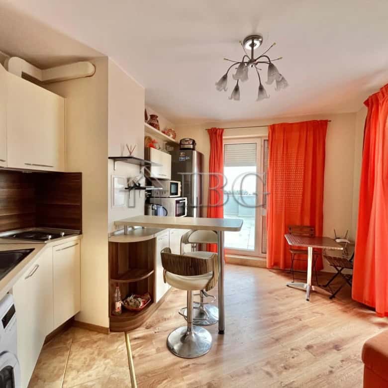 Bright apartment with spacious terrace and sea views in Ravda.