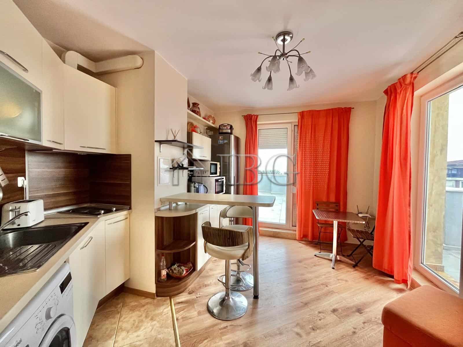 Bright apartment with spacious terrace and sea views in Ravda.