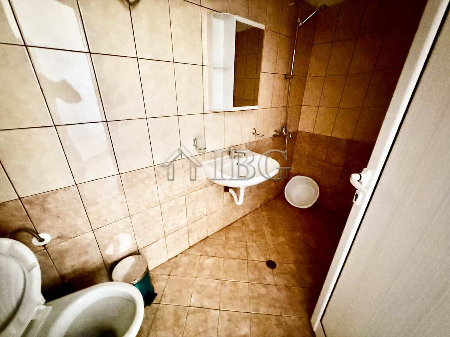 Small bathroom in a one-bedroom summer apartment in Ravda, south-facing.