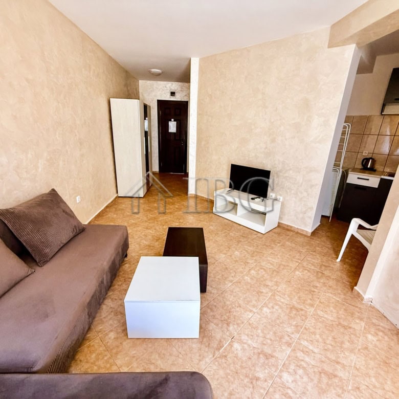 Bright one-bedroom apartment with south-facing balcony in Ravda, perfect for summer holidays.