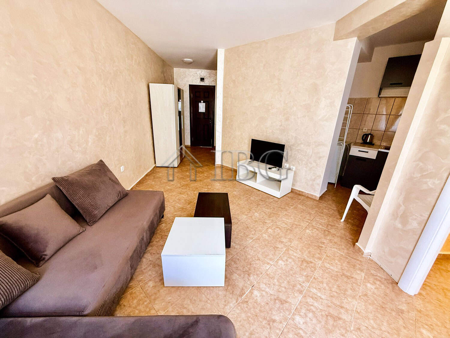 Bright one-bedroom apartment with south-facing balcony in Ravda, perfect for summer holidays.