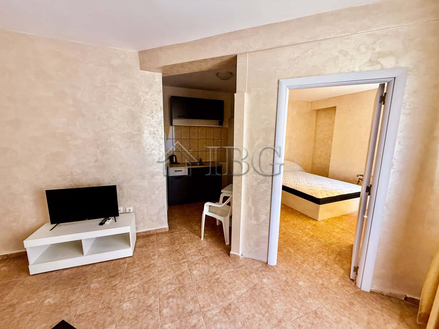 South-facing one-bedroom apartment with bright living space and modern amenities. Perfect for summer.