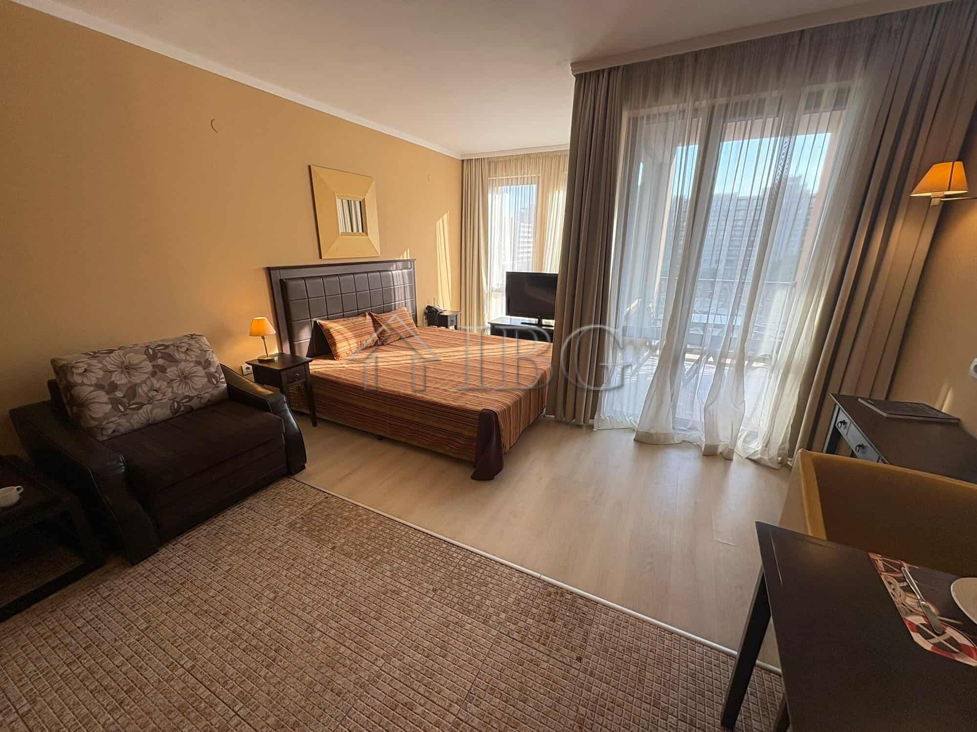Cozy Studio with Pool View at Royal Beach Barceló Spacious studio apartment overlooking the pool at Royal Beach Barceló, Sunny Beach, ideal for relaxi.