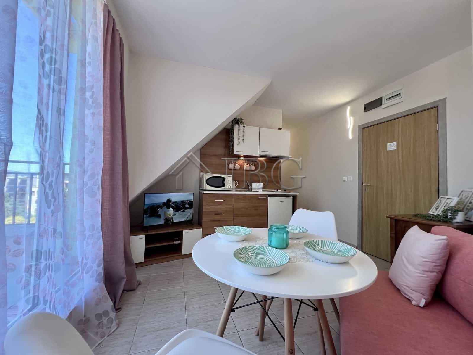 Bright apartment with pool view in Dolce Vita 2, Sveti Vlas, featuring a compact kitchen and dining.