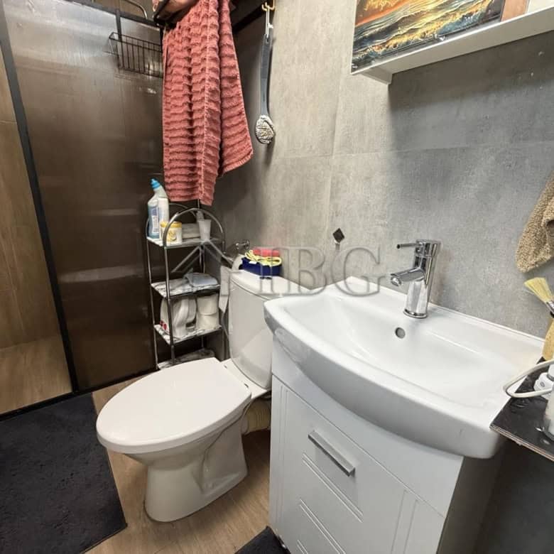 Modern bathroom with toilet and sink in a new apartment in Kosharitsa.