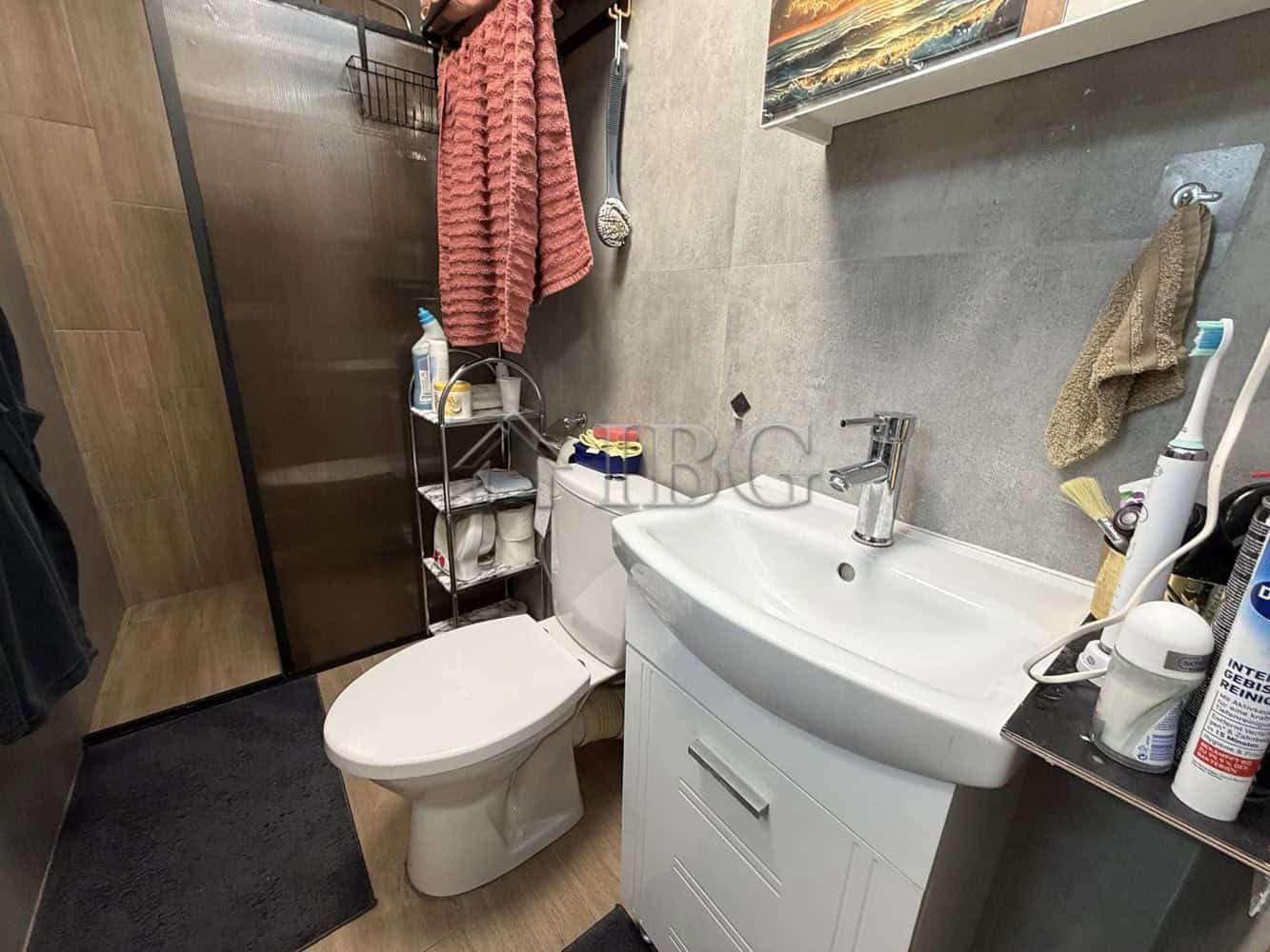 Modern bathroom with toilet and sink in a new apartment in Kosharitsa.