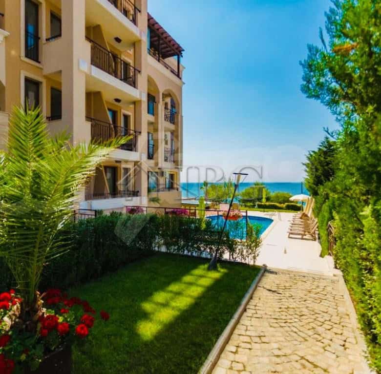 Luxury penthouse apartment in Sveti Vlas with sea views and modern amenities.