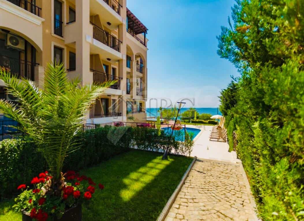 Luxury penthouse apartment in Sveti Vlas with sea views and modern amenities.