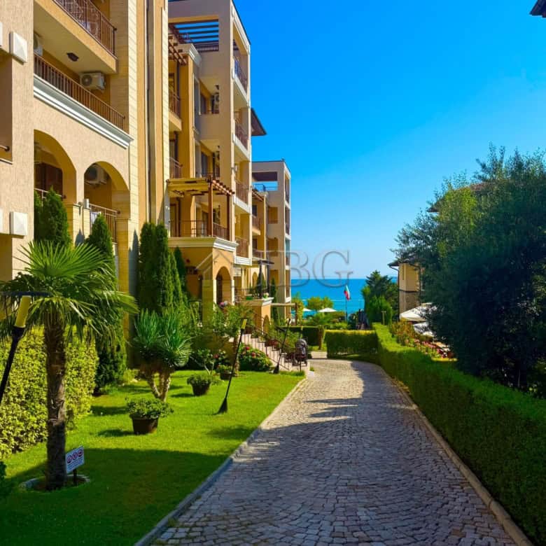 Elegant penthouse in Porto Paradiso complex, Sveti Vlas, with stunning sea views and modern amenitie.
