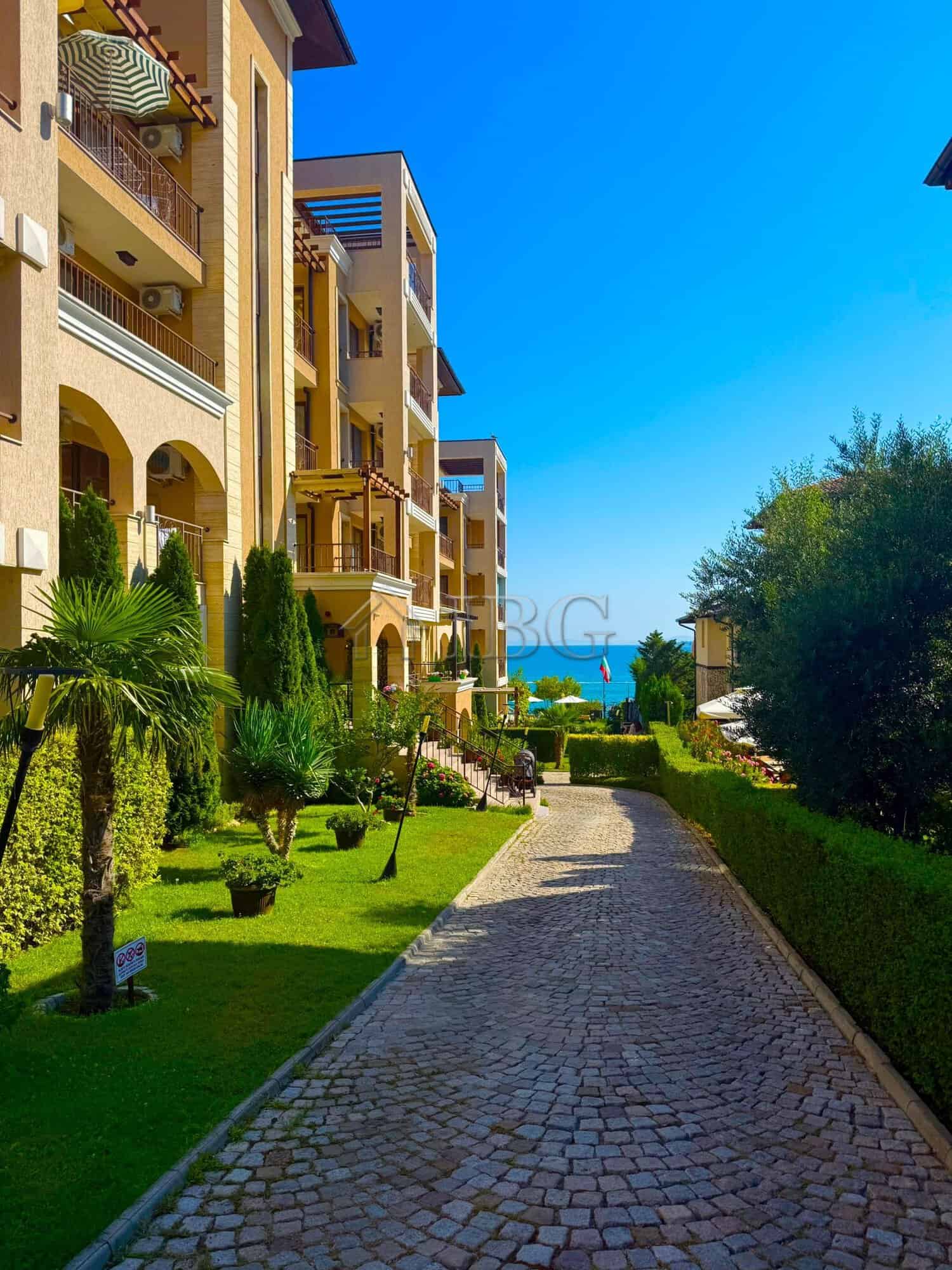 Elegant penthouse in Porto Paradiso complex, Sveti Vlas, with stunning sea views and modern amenitie.