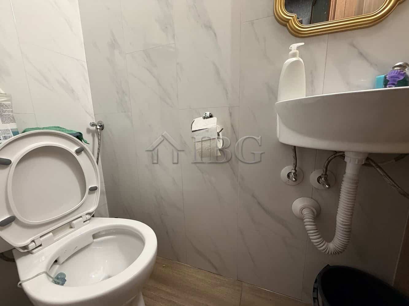 Modern bathroom with toilet and sink in a new apartment in Kosharitsa.