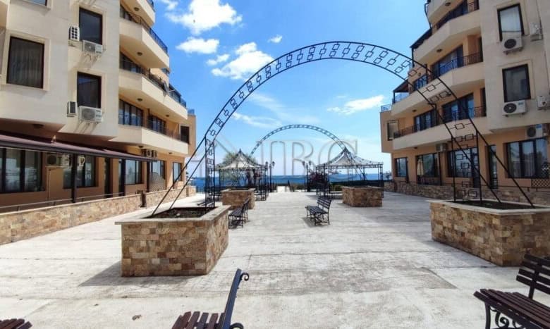 Bright 2-bedroom apartment in Ravda with sea views and modern amenities.